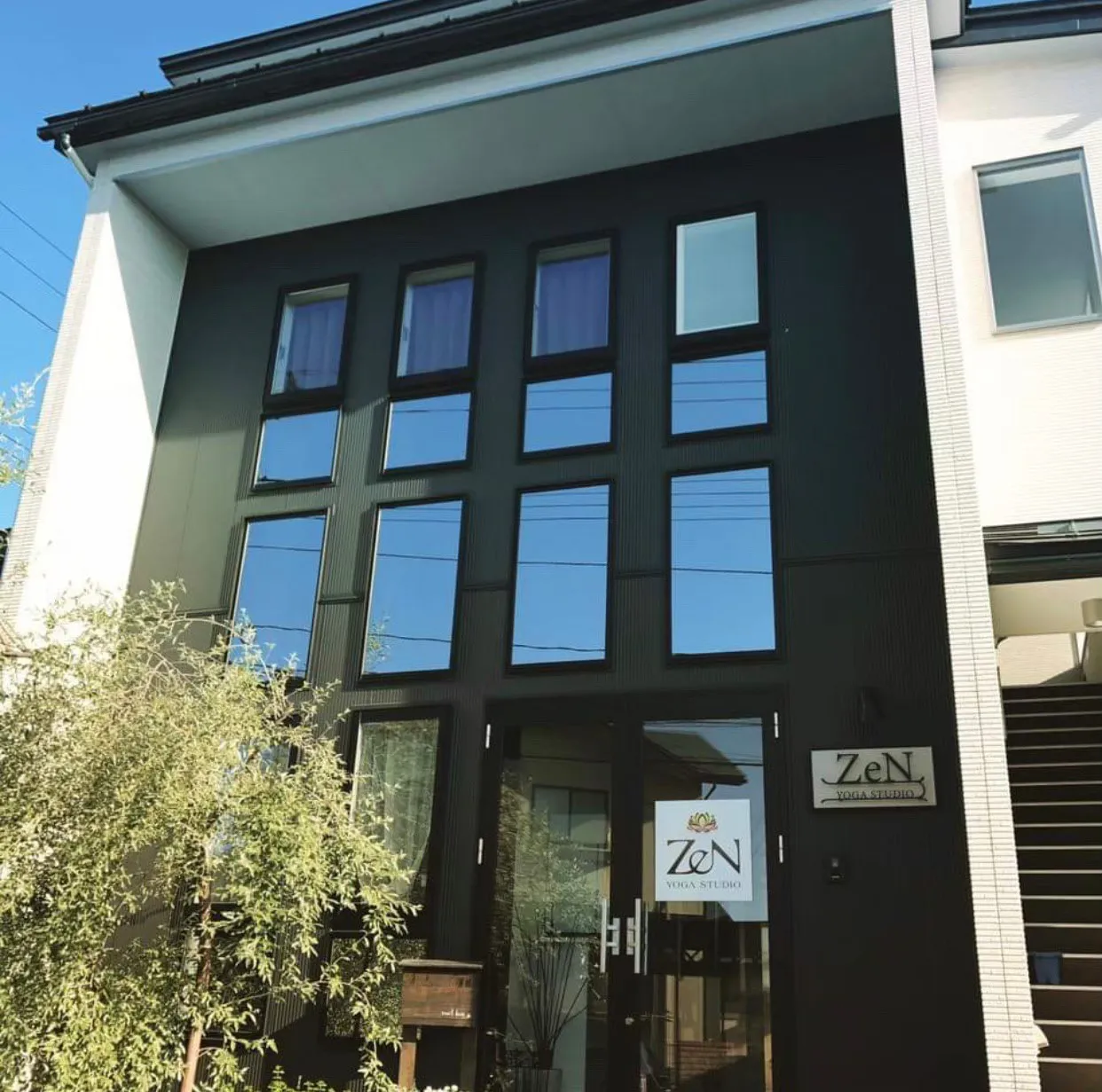 初心者向けリラックスヨガ 補助道具を使った癒やしのレッスン風景